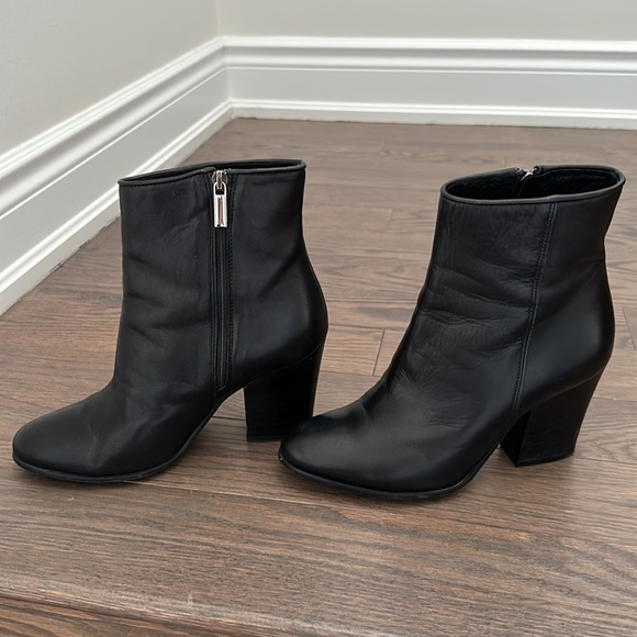 Black leather boots by Le Chateau - Picture 2 of 4